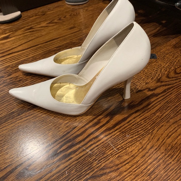BCBG white pointed toe heels size 7 - Picture 2 of 10